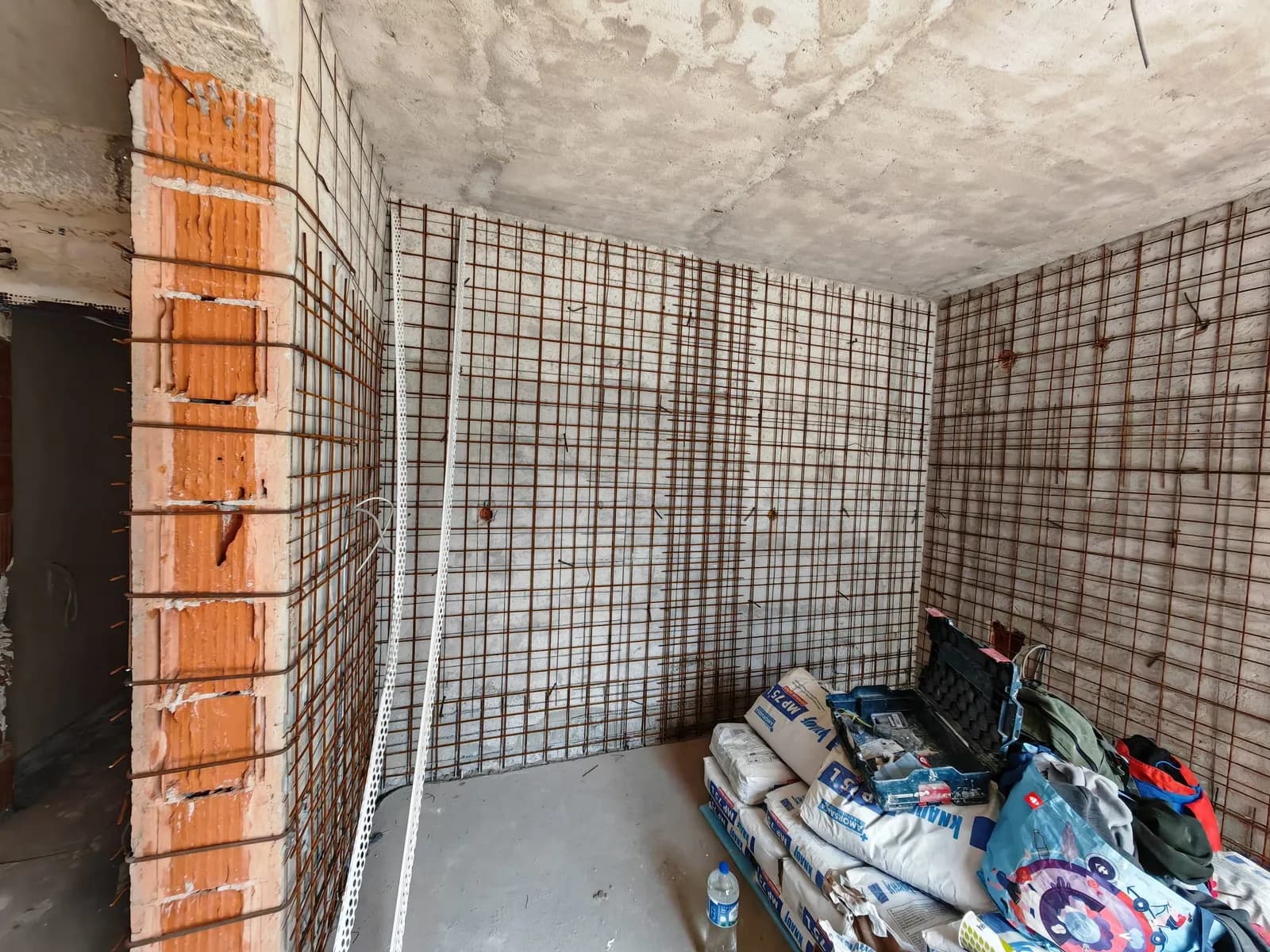 Plasă și armături vizibile pe pereții interiori înaintea acoperirii