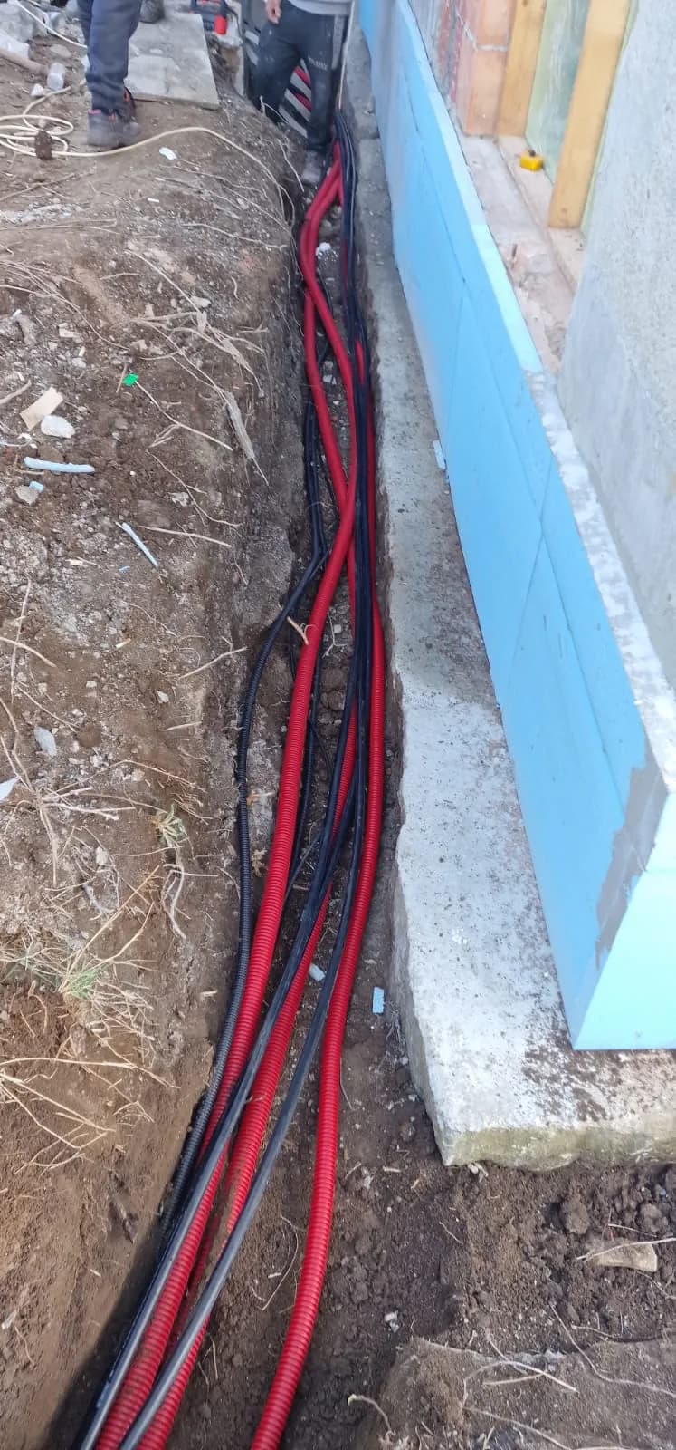 Conducte și tuburi pentru cabluri lângă fundația proprietății