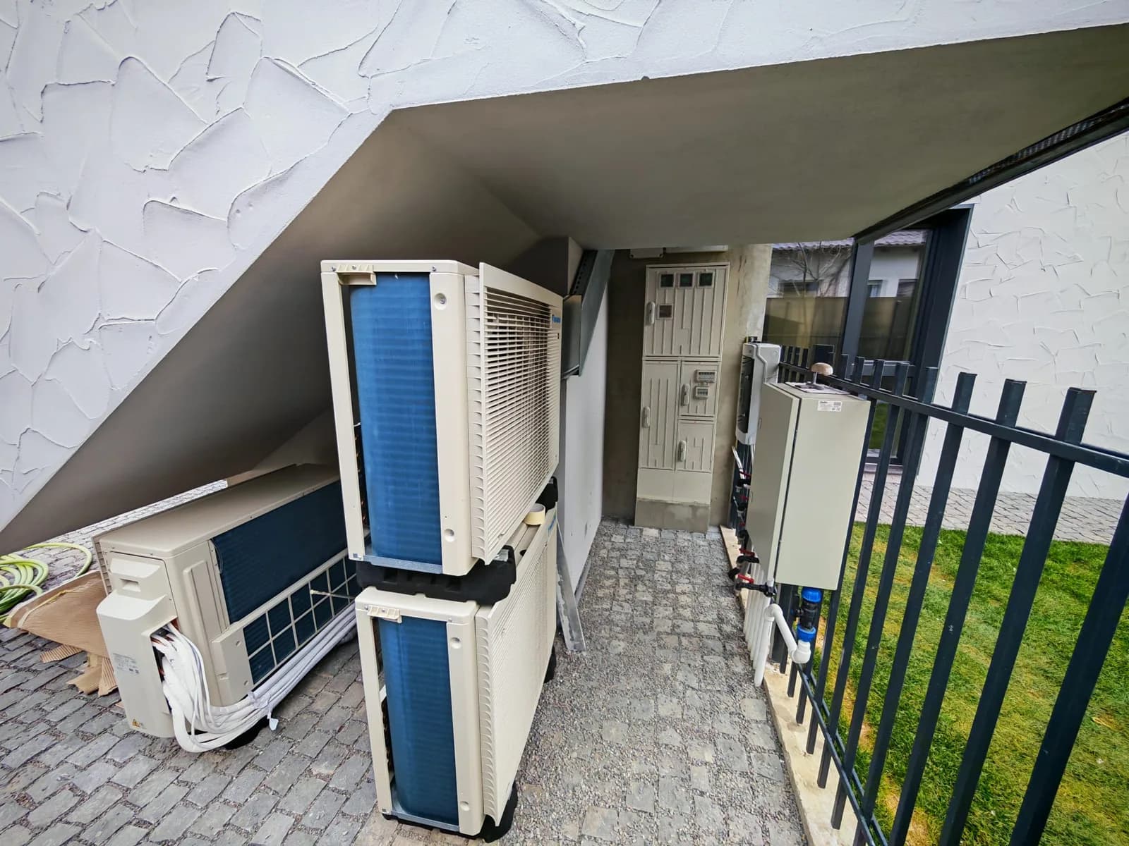 Cele trei unități exterioare de climatizare din zona tehnică