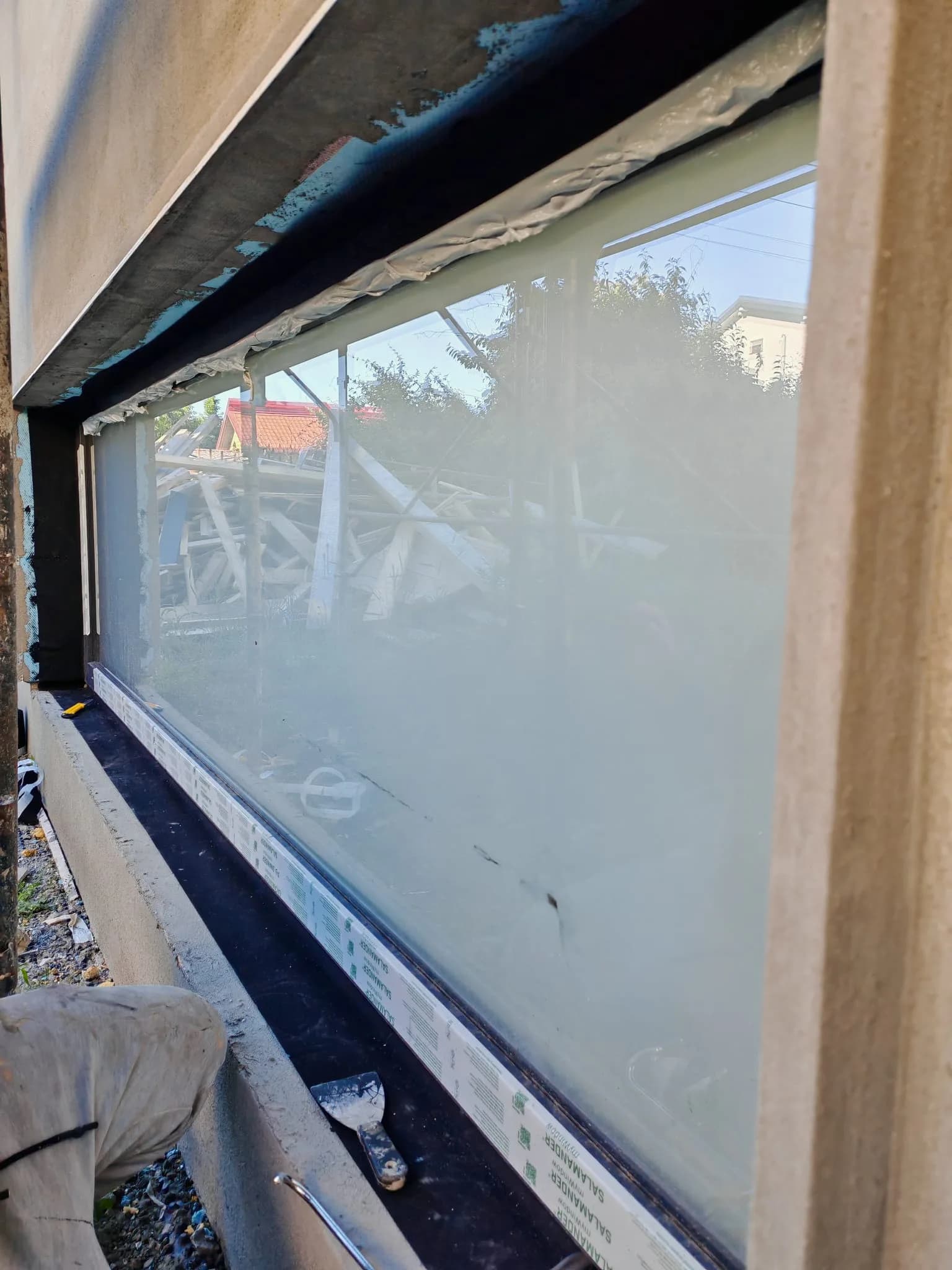 Bandă butilică pe conturul exterior al ferestrei, în timpul montajului