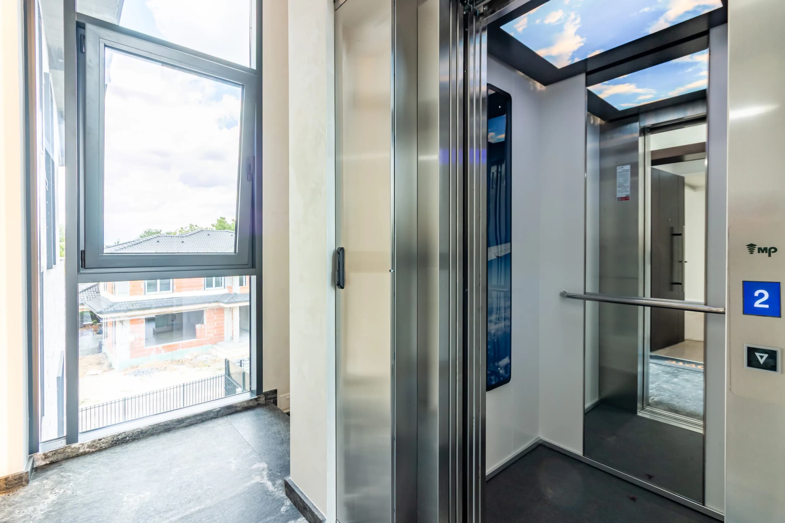 Lift interior deschis către holul vitrat